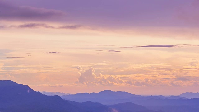 天空和云与日落的光在山景观视频素材