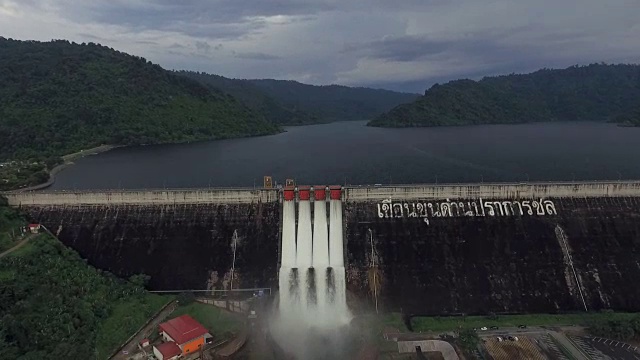 泰国那空Nayok的昆丹普拉坎川大坝鸟瞰图视频素材