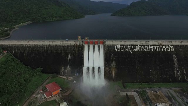 泰国那空Nayok的昆丹普拉坎川大坝鸟瞰图视频素材