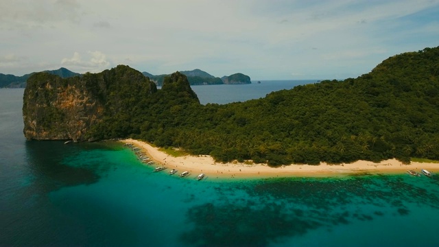 热带海滩与船，鸟瞰图。热带岛屿视频素材