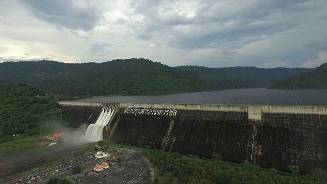 泰国那空Nayok的昆丹普拉坎川大坝鸟瞰图视频素材