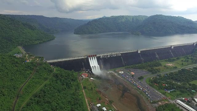 泰国那空Nayok的昆丹普拉坎川大坝鸟瞰图视频素材