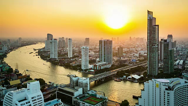 高角度的城市城市景观天际线在日落与拥挤的高楼和河流。视频素材