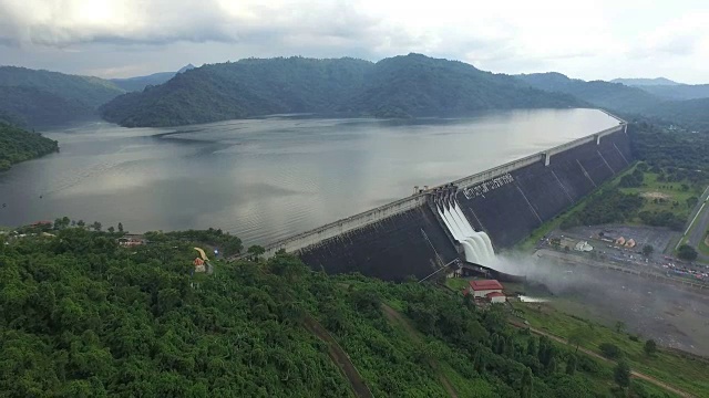 泰国那空Nayok的昆丹普拉坎川大坝鸟瞰图视频素材