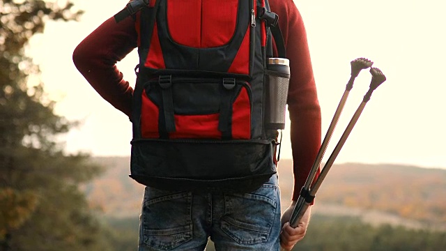 男人旅行家与大背包登山旅行生活概念视频素材