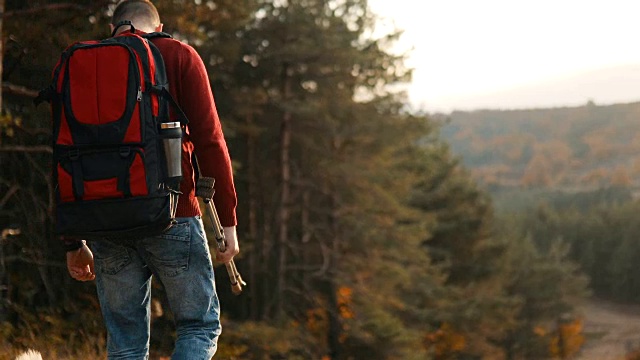 男人旅行家与大背包登山旅行生活概念视频素材