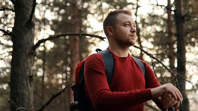 男人旅行家与大背包登山旅行生活概念视频素材