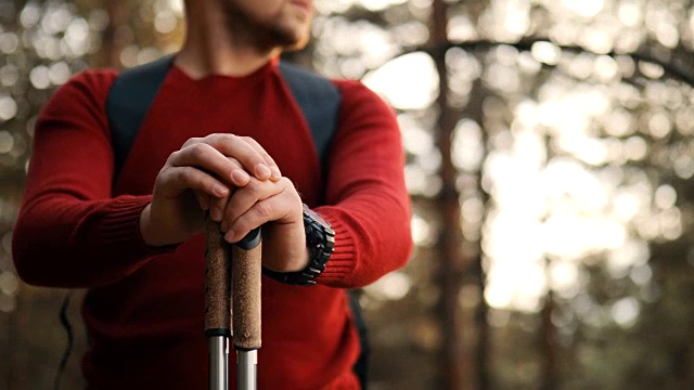 男人旅行家与大背包登山旅行生活概念视频素材