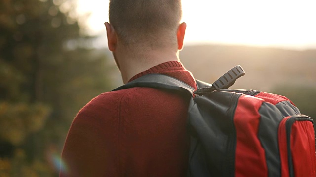 男人旅行家与大背包登山旅行生活概念视频素材