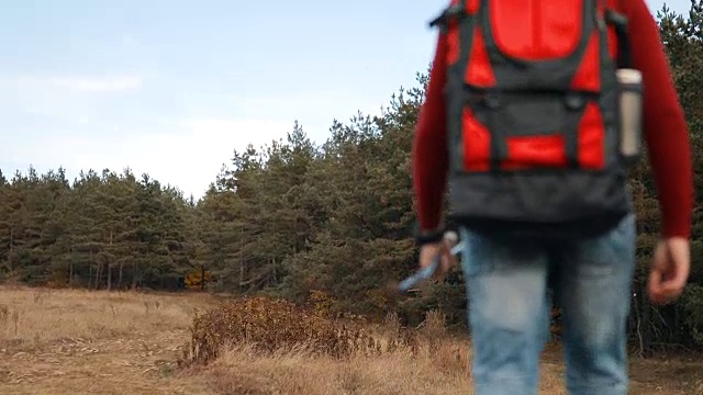 男人旅行家与大背包登山旅行生活概念视频素材