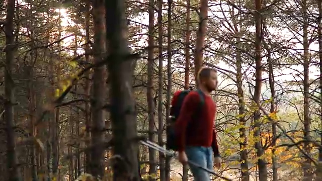 男人旅行家与大背包登山旅行生活概念视频素材