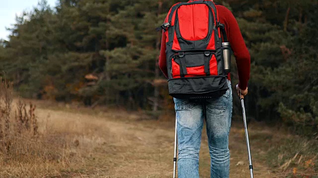 男人旅行家与大背包登山旅行生活概念视频素材