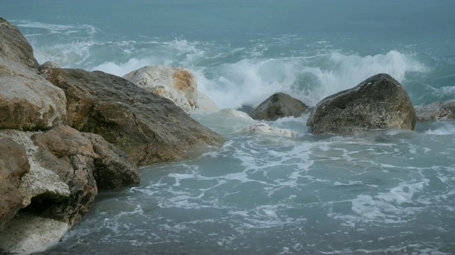 大海或海浪撞击岩石视频素材