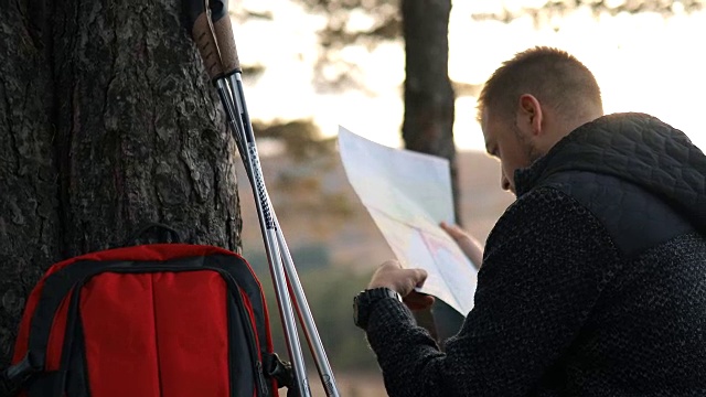 男人旅行家与大背包登山旅行生活概念视频素材