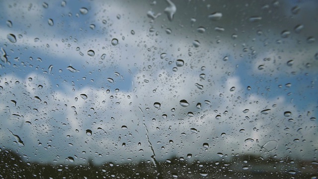 雨滴。雨水滴在汽车的挡风玻璃上视频素材