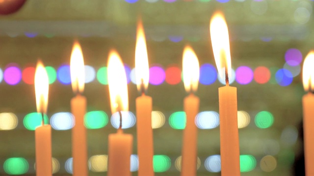 蜡烛与圣诞灯光背景视频素材