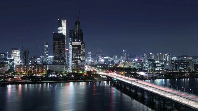 汉江上的麻浦大桥夜景和首尔Yeouido(金融区)的城市建筑视频素材