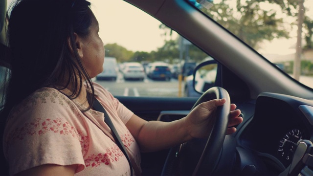 年轻的亚洲女人开车。-股票视频…视频素材