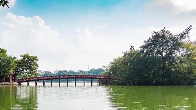 红桥和蓝天的风景，Huc桥上的还剑湖，河内，越南，时间流逝视频视频素材