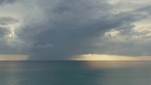 在海平线下雨的一段时间。视频素材