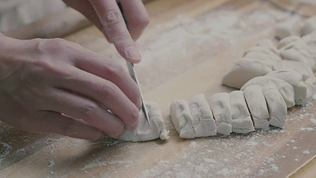 近景拍摄手做饺子包视频素材