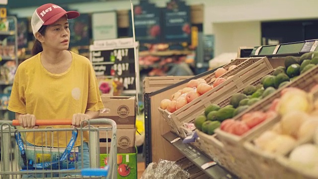 杂货店里的潮女人视频素材