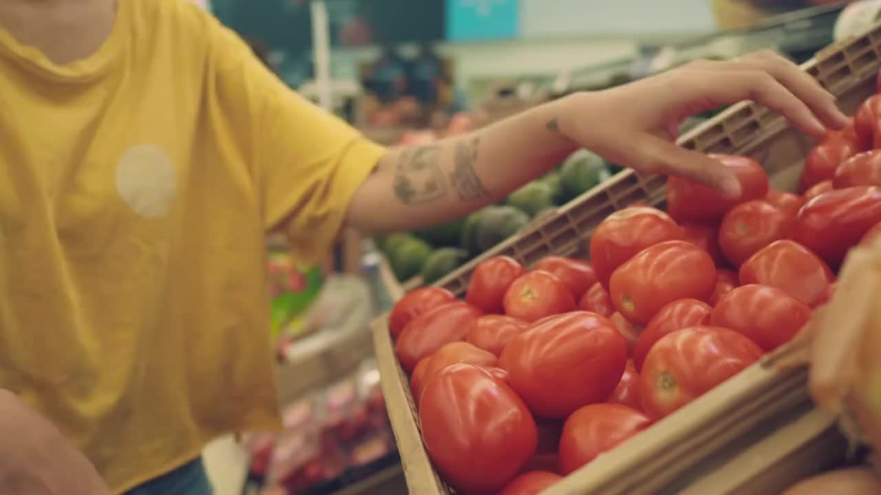 杂货店里的潮女人视频素材