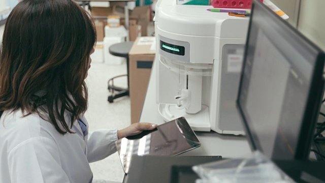 在实验室工作的科学家，概念科学和技术视频素材