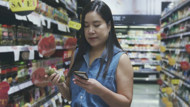 亚洲女人在杂货店购物，4k慢动作视频素材