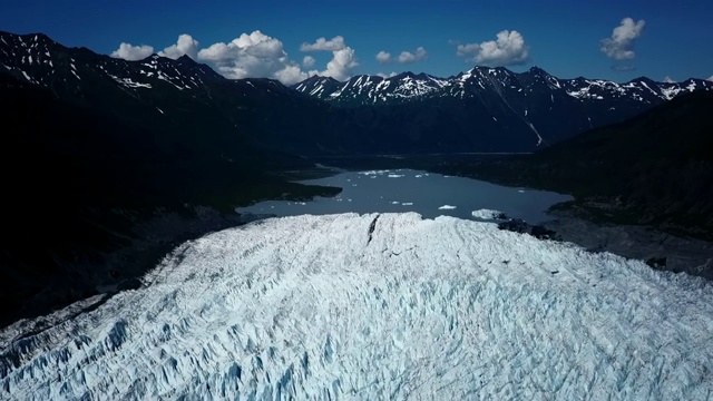 空中前进缓慢:寒冷的阿拉斯加山脉视频素材