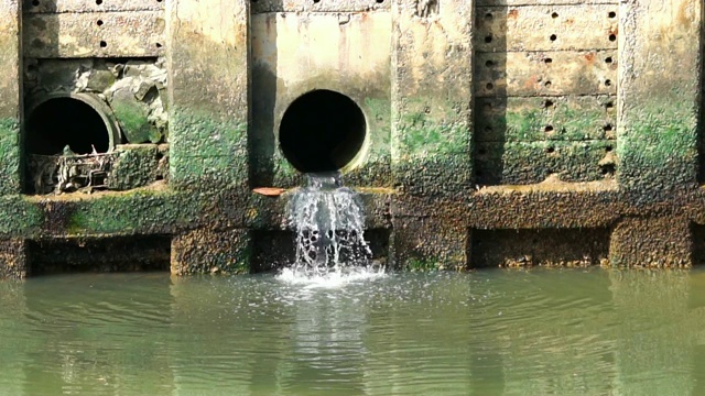 慢镜头脏水从城市流向下水道，废水从管道流出视频素材