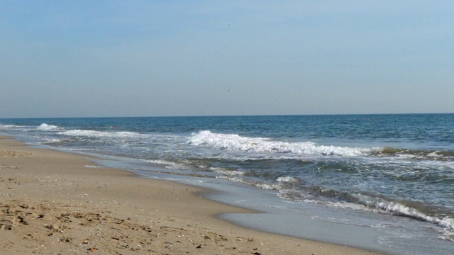 海浪拍打着海岸视频素材