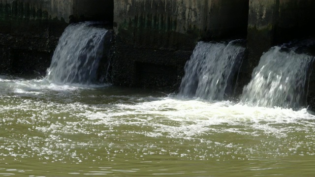 污水从城市流向下水道，脏水从管道流出，污水管道污染水视频素材