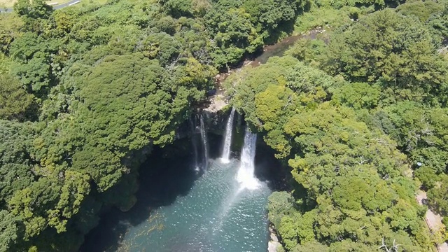 济州岛西浦的天池渊瀑布(韩国自然纪念碑)视频素材