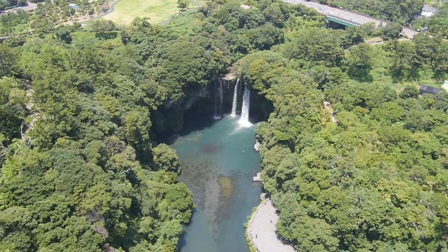 济州岛西浦的天池渊瀑布(韩国自然纪念碑)视频素材