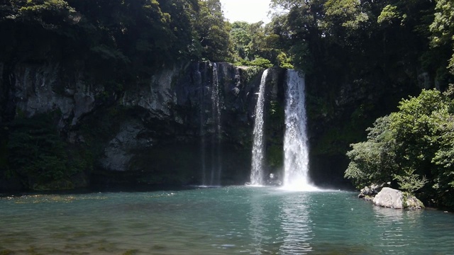 济州岛西浦的天池渊瀑布(韩国自然纪念碑)视频素材