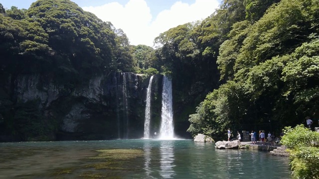 济州岛西浦的天池渊瀑布(韩国自然纪念碑)视频素材