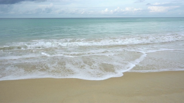 美丽的泰国海滩，热带安达曼海景，海浪拍打着沙滩视频素材