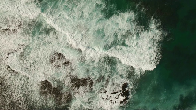 在济州岛西浦海滩上海浪撞击岩石的观点视频素材