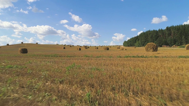 飞过田野里的草堆。低空飞行。视频素材