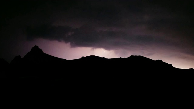 夜间山顶上有雷电视频素材