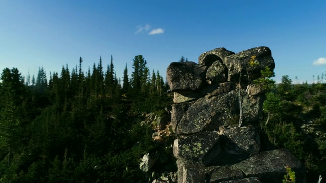 日落时翻山越岭的全景运动视频素材