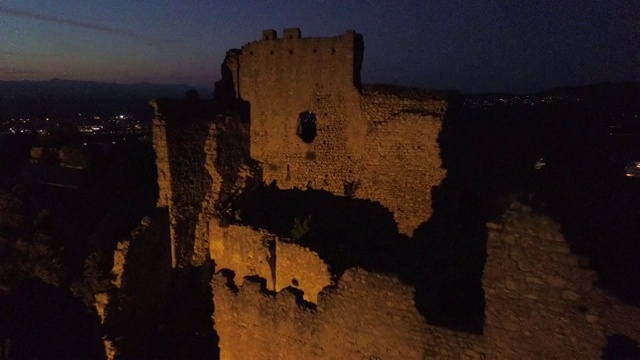 西班牙的历史建筑在夜间，空中视频素材