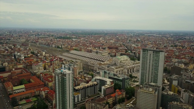 晴朗的一天米兰市区航拍全景4k意大利视频素材