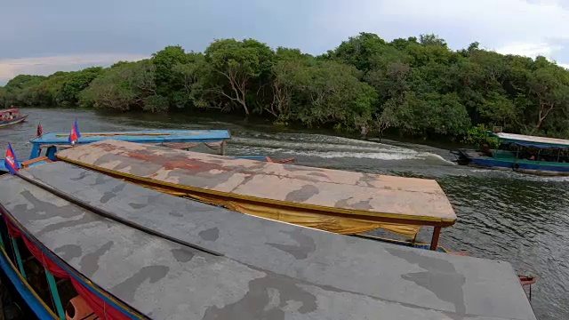 柬埔寨暹粒洞里沙磅福路的游船视频素材