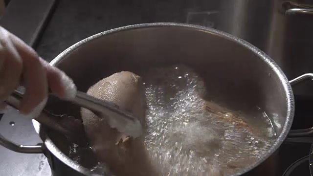 餐馆厨房里，金属锅里沸腾的肉汤。高清视频素材