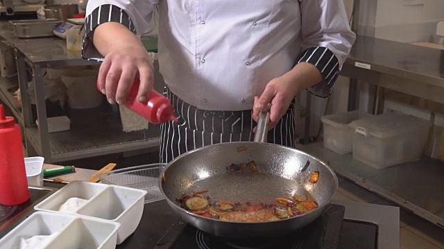 烹饪着火了。厨师用火在平底锅里煮蔬菜和肉。餐厅。意大利菜。健康的饮食习惯。1080便士视频素材