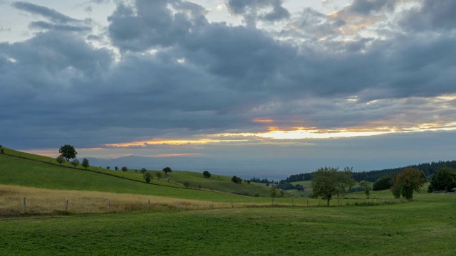 风景日落，Schauinsland山，弗莱堡im Breisgau，黑森林，Baden-Württemberg，德国视频素材