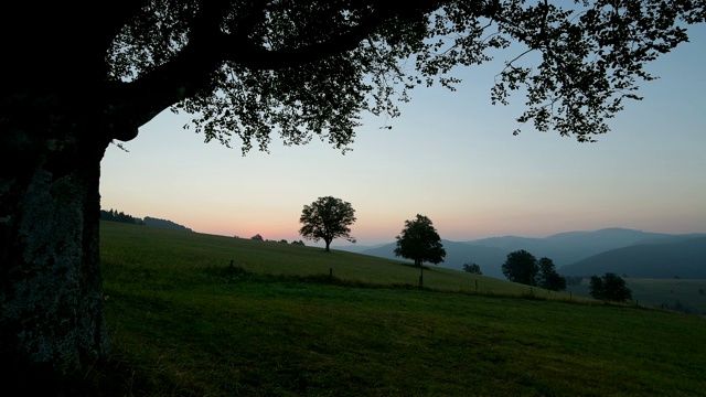 风景日出，Schauinsland山，弗莱堡im Breisgau，黑森林，Baden-Württemberg，德国视频素材