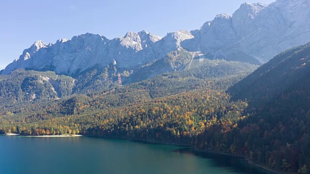 德国最高的Zugspitze山;有一部分湖被称为Eibsee;在前景，时间流逝视频素材